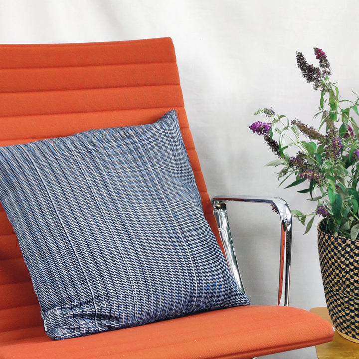 Gewebtes Kissen TWO IS ONE (dunkelblau, beige)