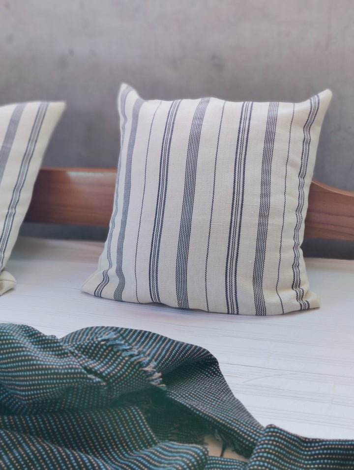 Gewebtes Kissen TSIAME (naturweiss, royalblau)