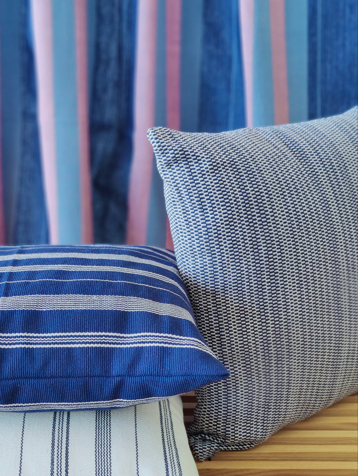 Gewebtes Kissen TWO IS ONE (dunkelblau, beige)
