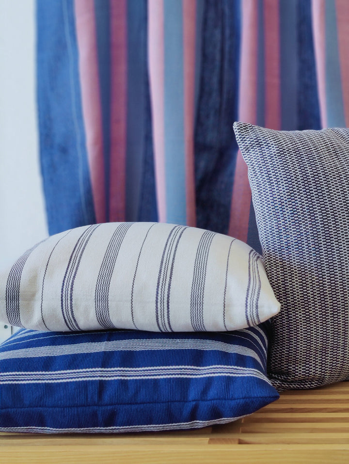 Gewebtes Kissen TSIAME (naturweiss, royalblau)