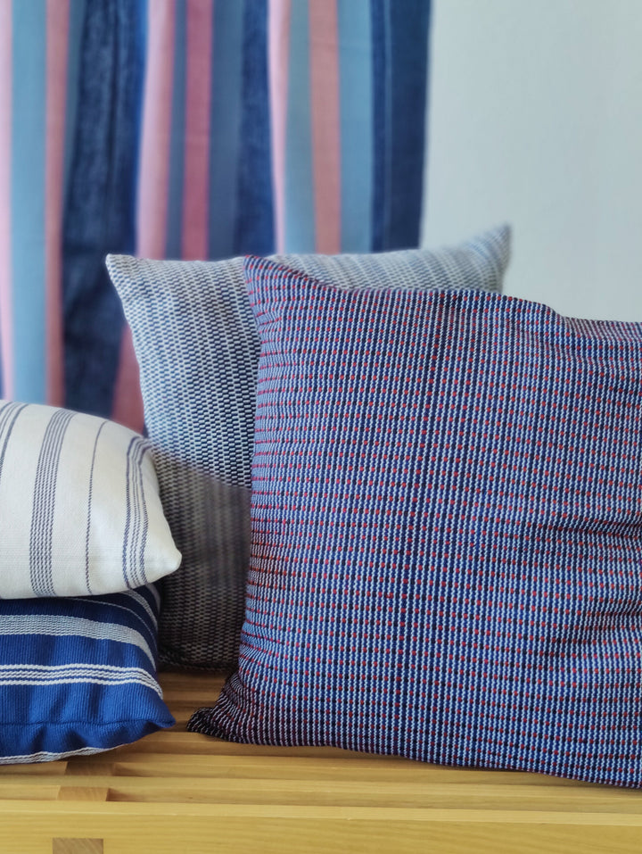 Gewebtes Kissen ABILITY (weinrot, schwarz, dunkelblau)