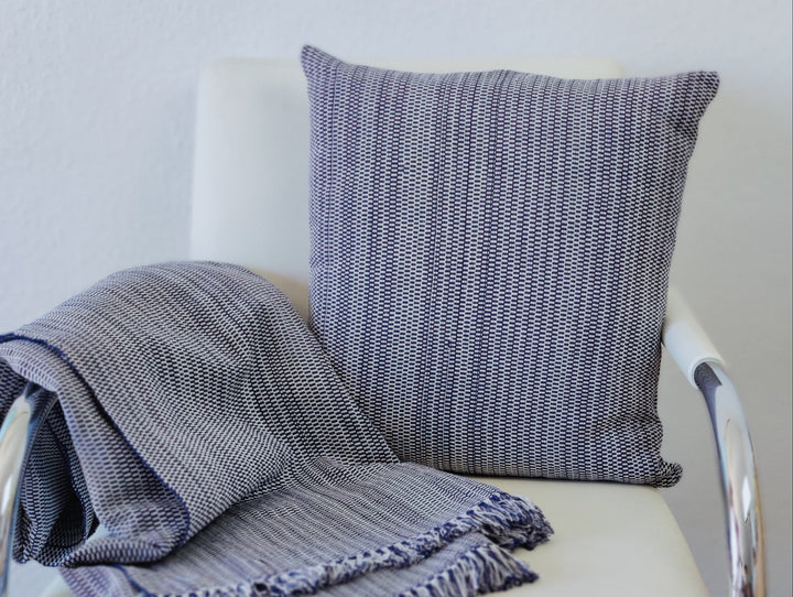 Gewebtes Kissen TWO IS ONE (dunkelblau, beige)