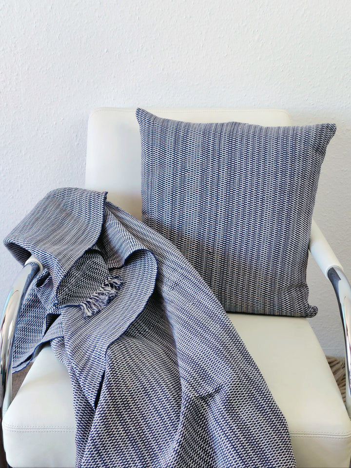 Gewebte Decke TWO IS ONE (dunkelblau, beige)