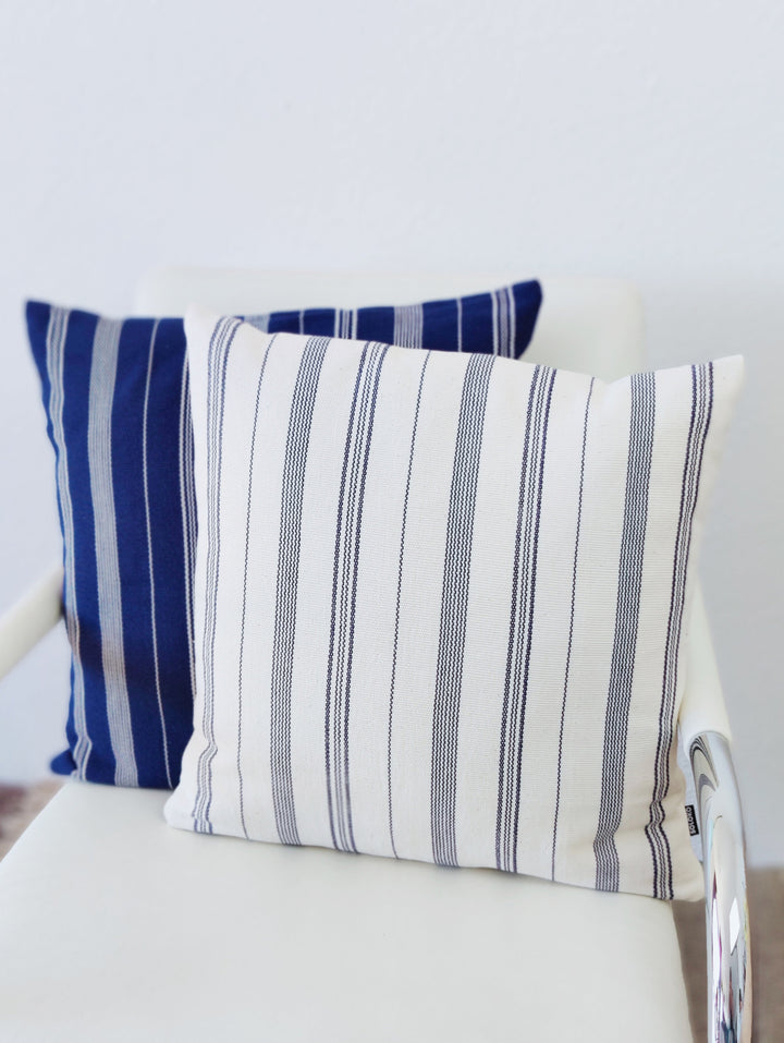 Gewebtes Kissen TSIAME (naturweiss, royalblau)