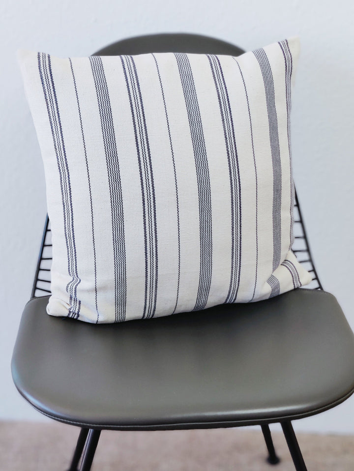 Gewebtes Kissen TSIAME (naturweiss, royalblau)