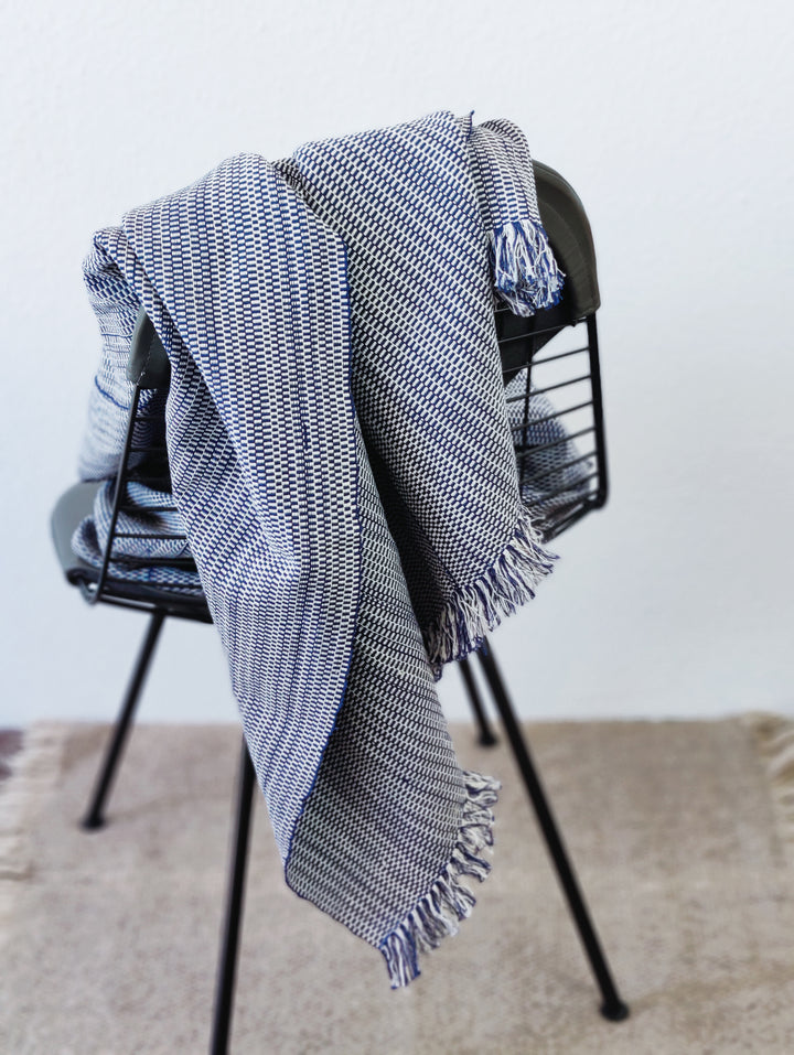 Gewebte Decke TWO IS ONE (dunkelblau, beige)