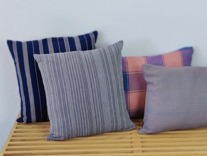 Gewebtes Kissen TWO IS ONE (dunkelblau, beige)