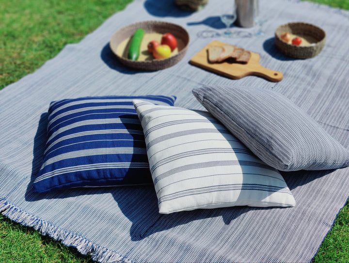 Gewebtes Kissen TSIAME (naturweiss, royalblau)