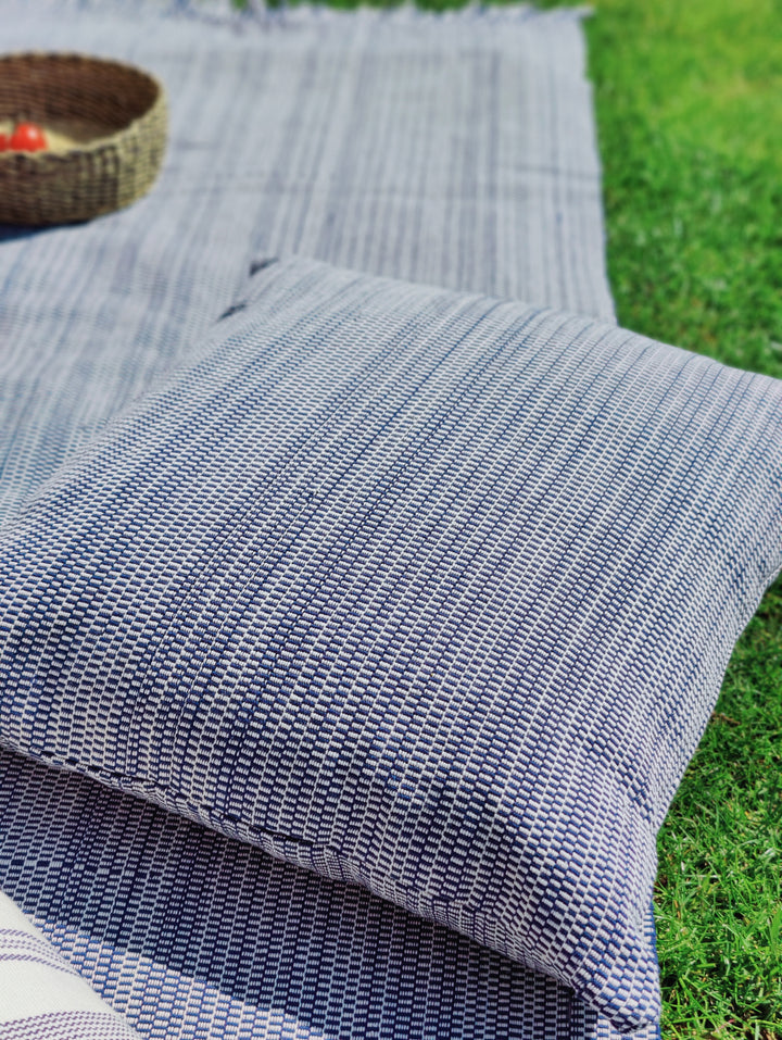 Gewebtes Kissen TWO IS ONE (dunkelblau, beige)