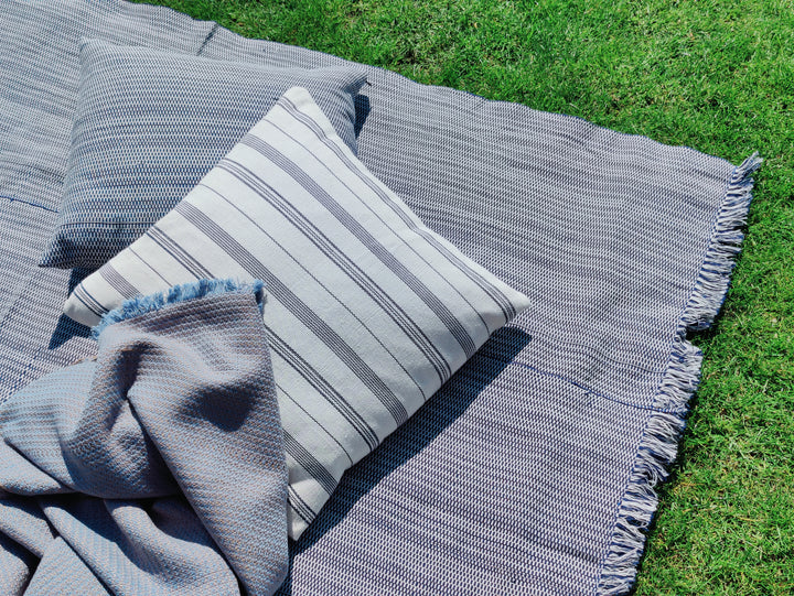 Gewebtes Kissen TSIAME (naturweiss, royalblau)