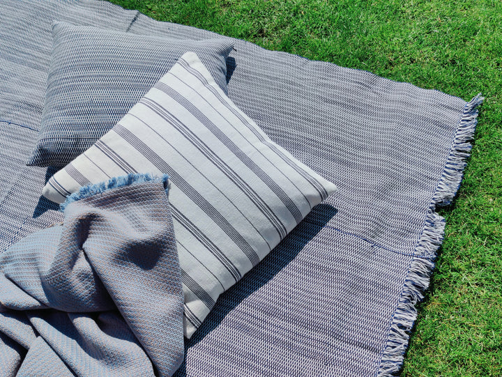 Gewebte Decke TWO IS ONE (dunkelblau, beige)