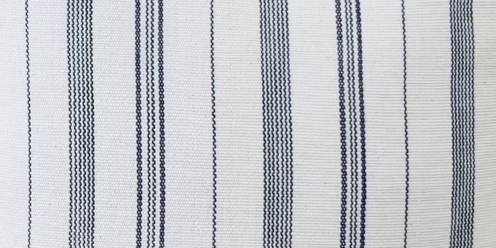 Gewebtes Kissen TSIAME (naturweiss, royalblau)